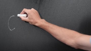 Tahtaya yazılan kimya. Okulun tahtasındaki kimya dersi başlığı.