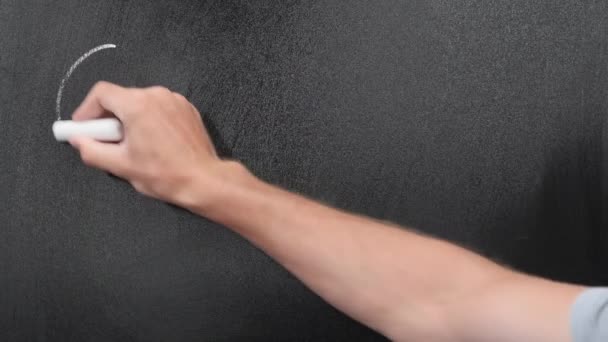 Domingo escrito em quadro negro com giz. Mão masculina escreve palavra domingo no quadro — Vídeo de Stock