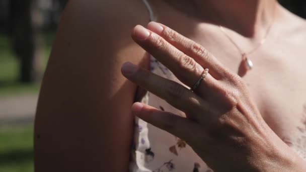 Juweliersring om vrouwelijke vinger. vrouw draagt ring om vinger, close up — Stockvideo