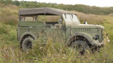 SSCB 'de üretilen yeşil askeri retro araba. Eski otomobillerin koleksiyonu. Retro araç