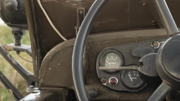 Retro USSR bil, detaljer om ratt och kontrollpanel. Gamla veteranbilar — Stockvideo