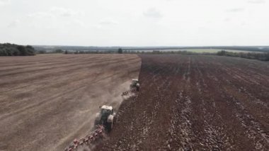 Hüzünlü alan için diski olan traktörler. Tarım makineleri tarlada tarla sürüyor.