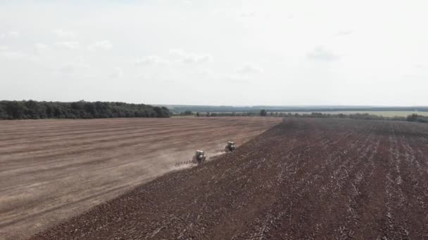 농업용 차량은 새로운 작물을 심을 토양을 준비 한다. 농업 개념 — 비디오