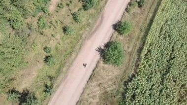 Çakıl yolunda bisiklet süren bir kadın. Bisikletçi çakıl bisikleti sürüyor. Yol çakıl bisikleti