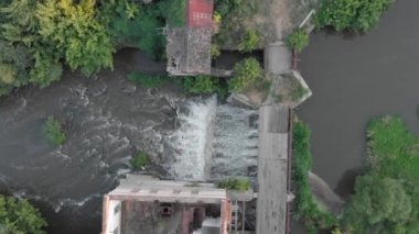 Şelale ve nehir eski değirmen binası boyunca akıyor. Eski değirmenden akan su
