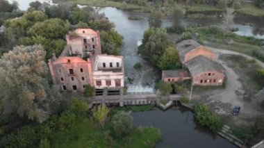 Gün doğumunda terk edilmiş eski değirmen. Nehirle birlikte şelale Eski antik taş değirmeninde gün ışığında