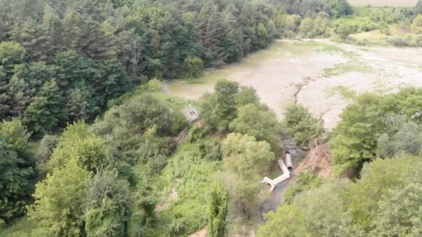 홍수 후 댐 이 침수되었다. 허리케인 과 홍수 후 교량 댐 이 파괴되었습니다. 심한 홍수 — 비디오