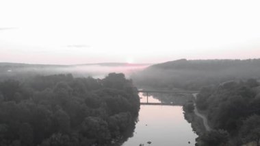 Orman manzarasında mistik bulutlar. Kırsal alanda güzel bir yaz sabahı