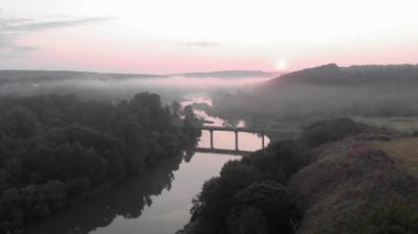 Sabah sisli ormanlarda güneş doğar. Gün doğumunda nehir ve ağaçlarla güzel doğa manzarası