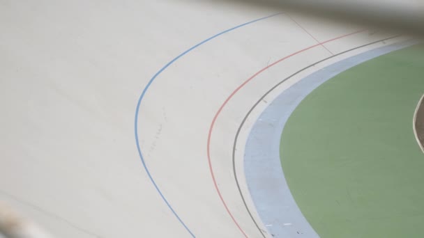 Track cykling team ridning i velodrome. Spåra cykellopp på öppen cykelbana — Stockvideo