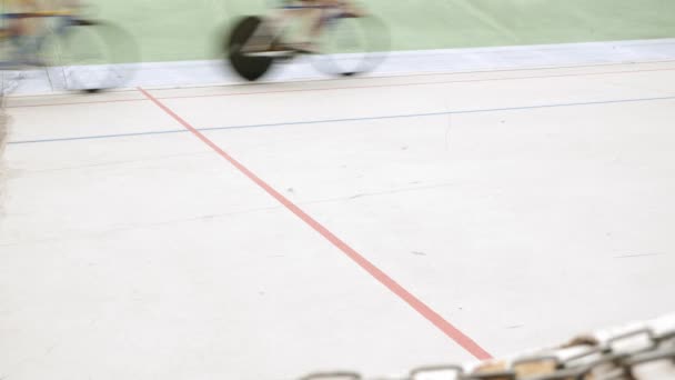 Velodrome-loppet. Professionella cyklister rider snabbt på cykelbana. Idrottsbegreppet — Stockvideo