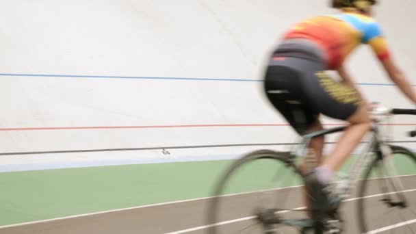 Radrennen auf Velodrom. Radprofi-Gruppe rast auf Radweg — Stockvideo