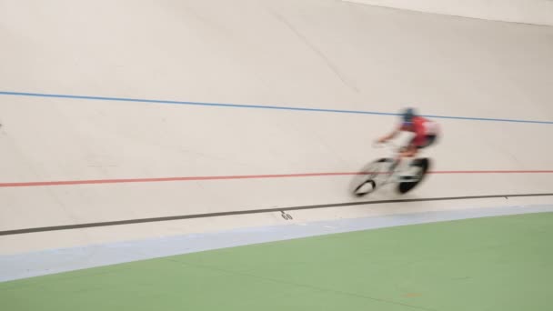 Cycling track. Velodrome. Cyclists racing on velodrome, riding track bicycles — Stock Video