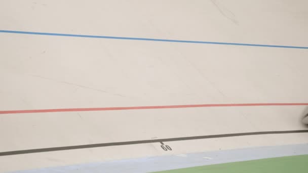 Ποδηλασία ιππασία γρήγορα σε velodrome. Επαγγελματίες αθλητές που αγωνίζονται σε ανοικτό ποδηλατικό δρόμο — Αρχείο Βίντεο