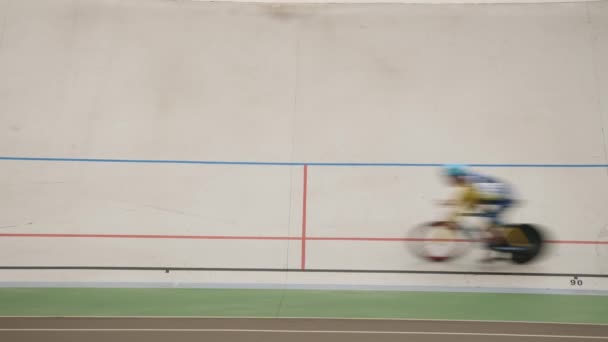 Pista ciclista. Entrenamiento en velódromo. Ciclistas montados en bicicletas de marcha fija en velódromo — Vídeos de Stock