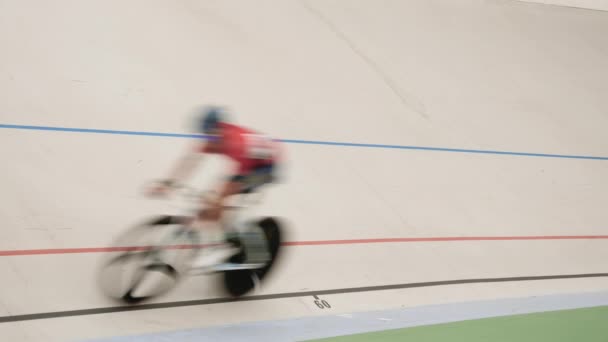 Velodrome比赛。有竞争力的骑车人在赛马场上飞奔.自行车道 — 图库视频影像