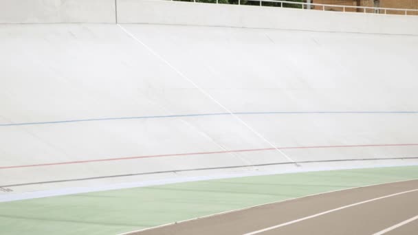 Ciclistas no velódromo. Ciclistas profissionais competindo na corrida de bicicleta de perseguição na pista de ciclismo — Vídeo de Stock