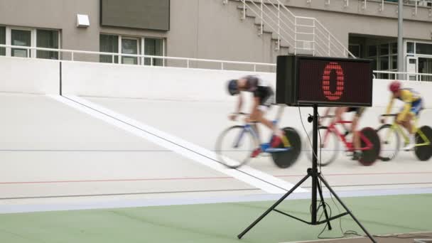 Cyklister korsar mållinjen på velodrome. Professionella cyklister racing på cykelbana — Stockvideo