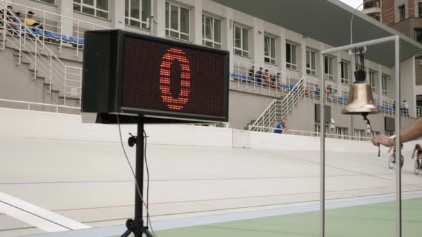 Profesjonalni rowerzyści kończący na zawodach kolarskich na velodrome.Velodrome elektroniczny ekran okrążeń — Wideo stockowe