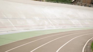 Profesyonel bisiklet takımları açık hızda yarışıyor. Bisiklet pisti. Velodromda bisikletçiler