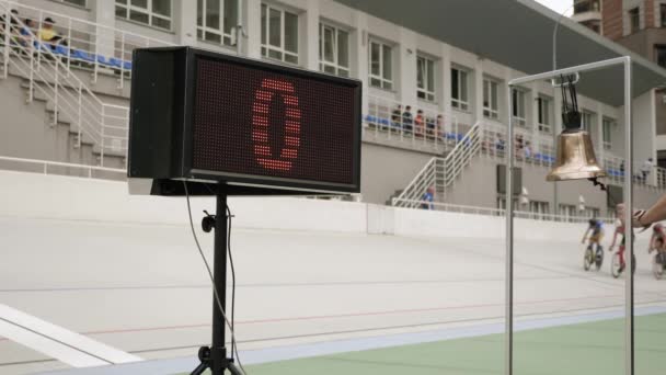 El árbitro ciclista toca el velódromo. Pantalla de vuelta en pista de ciclismo. Equipo de ciclismo de pista en velódromo — Vídeos de Stock