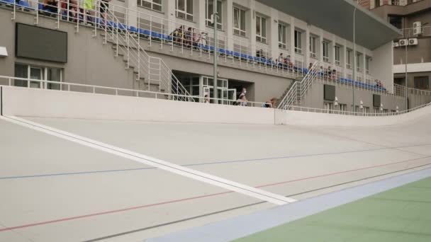 Inseguimento gara pista su velodromo. Ciclisti professionisti che corrono su pista ciclabile — Video Stock