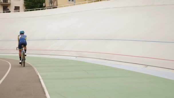 Verfolgungsrennen auf der Radstrecke. Radfahrer beim Training auf dem Velodrom. Offener Radweg — Stockvideo