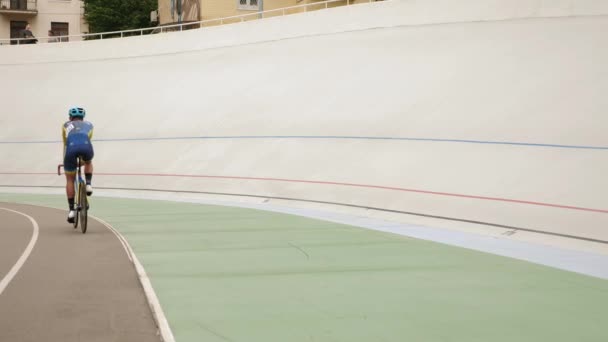 Course de poursuite sur piste cyclable. Cyclistes s'entraînant sur le vélodrome. Piste cyclable ouverte — Video