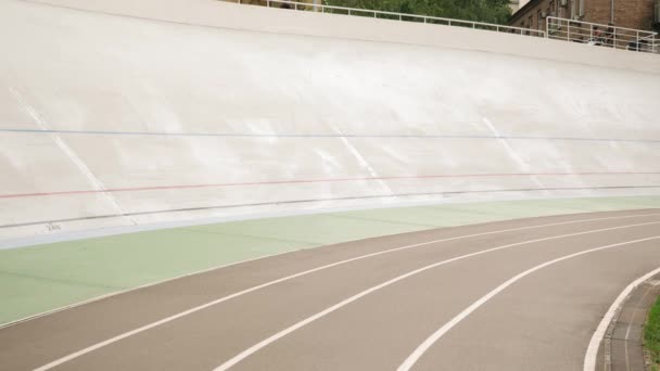 Equipes de ciclismo profissionais competindo no velódromo aberto. Pista de ciclismo. Ciclistas no velódromo — Vídeo de Stock