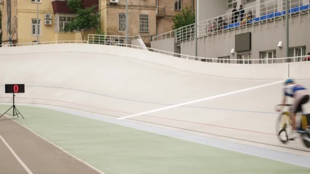 Wyścig na Velodromie. Ścigamy tor kolarski. Konkurencyjni rowerzyści ścigają się na torze na velodromie — Wideo stockowe