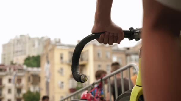 트랙 자전거를 훈련시키는 사이클 리스트 벨로드롬에서. 운동 선수 고정 기어 자전거로 페달을 돌리는 모습 — 비디오