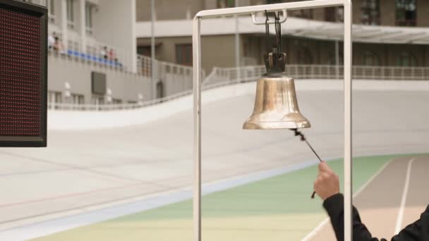 Cycling referee rings bell on velodrome during bike race competition. Sport concept — Stock Video