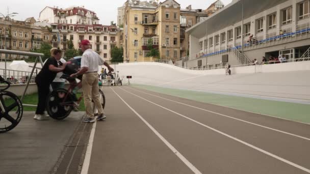 Ciclismo de pista. Velocidade de corrida de bicicleta. Começa a corrida do velódromo. Corrida em pista no velódromo — Vídeo de Stock