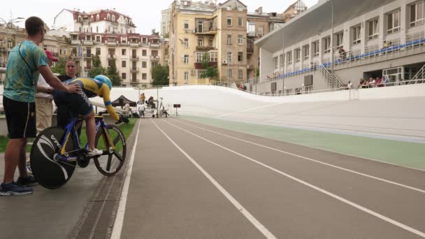 Zaczynamy wyścig na Velodromie. Konkurencja na torze rowerowym. Profesjonalny rowerzysta na linii startowej na torze rowerowym — Wideo stockowe