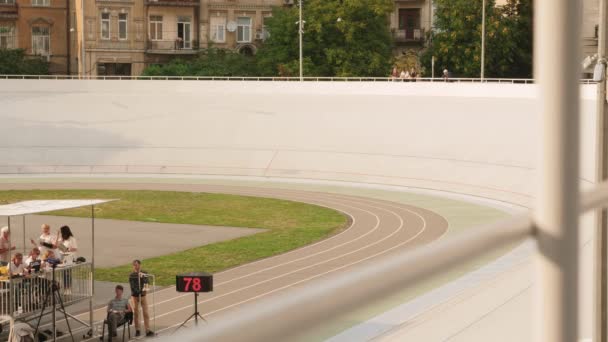 Ciclistas treinando em pista de ciclismo aberta. Equipes profissionais de ciclismo de corrida no velódromo — Vídeo de Stock