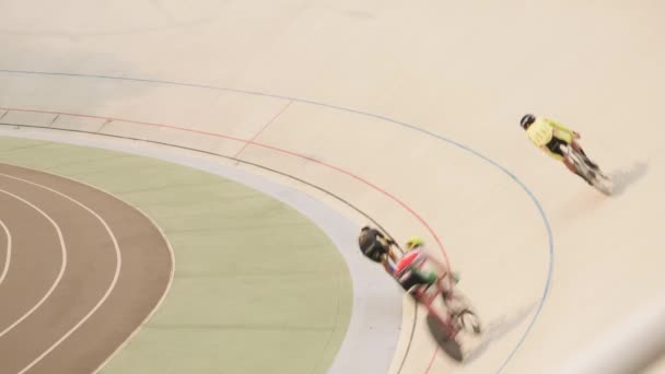 Velodrom. Cyklistická dráha. Cyklisté v cyklistickém závodě. Traťový cyklistický tým na cyklistické trati — Stock video