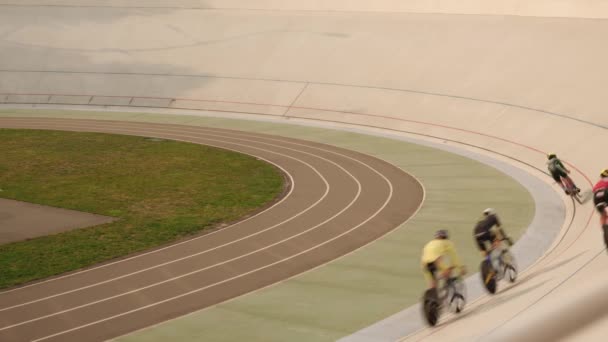 Cyklistický závod v pronásledování. Profesionální cyklisté závodící na velodromu. Bike speed race — Stock video