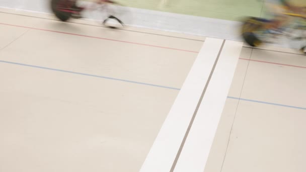 Fietsers finishen de race op velodrome. Professionele fietsers over de finishlijn op het fietspad — Stockvideo