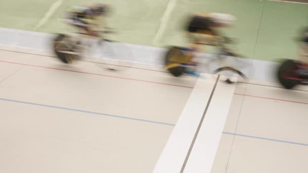 屋外トラックサイクリングレース。サイクリングコースの追求競争。サイクリングコースでの選手権 — ストック動画