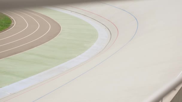 Cycling track pursuit race championship. Cyclists on racing track in velodrome — Stock Video