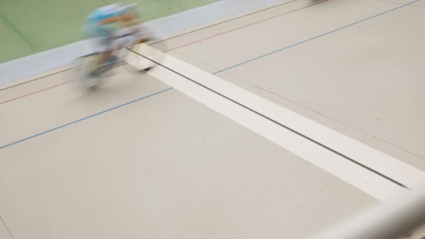 Course de poursuite sur piste cyclable. Cyclistes s'entraînant sur vélodrome. Vitesse de course de vélo — Video