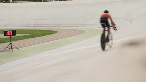 Corrida do velódromo. Competição de velódromo de corrida de bicicleta. Corrida de bicicleta de perseguição na pista de ciclismo — Vídeo de Stock