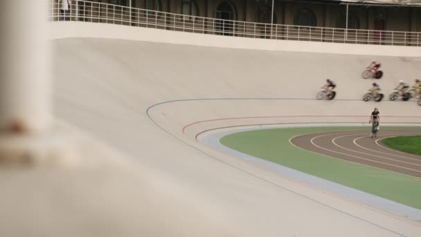 Corrida de bicicleta em pista de ciclismo. Campeonato ucraniano em Velódromo. Corrida de velocidade de bicicleta — Vídeo de Stock
