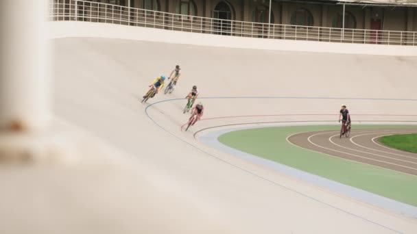 Perseguir la carrera de bicicletas en pista de ciclismo. Entrenamiento en equipo de ciclismo de pista en velódromo — Vídeos de Stock