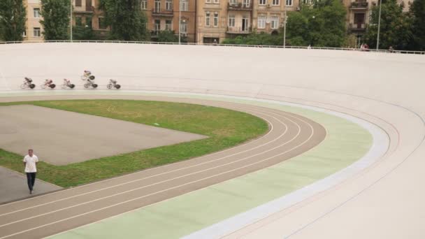 Velodrom. Ścieżka rowerowa. Trening rowerzystów na otwartym torze velo. Rower wyścigowy konkurencji — Wideo stockowe