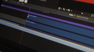 Bilgisayarda video düzenleme. Görüntü düzenleme zaman çizelgesi ve bilgisayar monitörü. Video işleme
