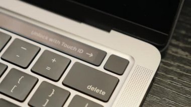 Bilgisayarın kilidini dokunmatik kimlikle açan adam. Bilgisayarda parmak izi sensörü