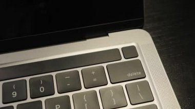 Parmak iziyle bilgisayarın kilidini aç. Erkek, dokunmatik kimlik kullanıyor. Parmak izi biyometrik tarayıcı