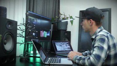 Film yapımcısı bilgisayarda video görüntülerini düzenliyor. Video düzenleyici video proje içeriği oluşturuyor