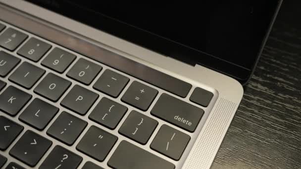 Αρσενικό χέρι ξεκλειδώνει προσωπικό υπολογιστή με αισθητήρα δακτυλικών αποτυπωμάτων. Ξεκλείδωμα laptop με Touch ID — Αρχείο Βίντεο